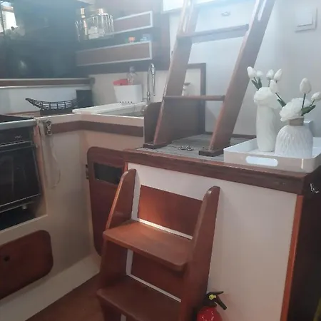 Voilier Logement Spacieux A Louer Au Port - Plage - 11 Aude * Gruissan