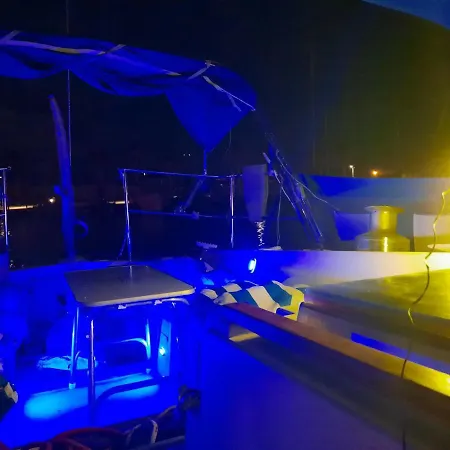 Voilier Logement Spacieux A Louer Au Port - Plage - 11 Aude Botel Gruissan