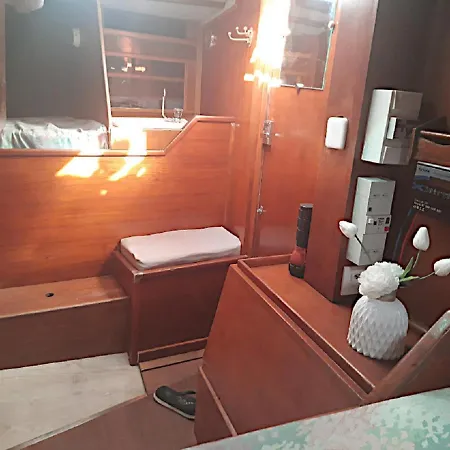 Voilier Logement Spacieux A Louer Au Port - Plage - 11 Aude Botel *